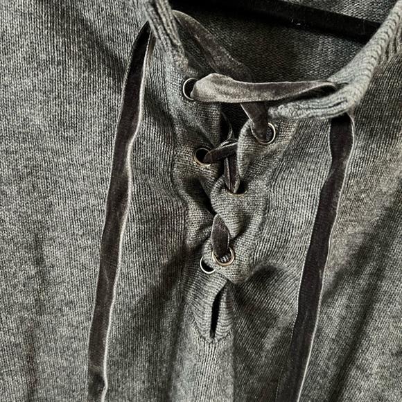 Rails cropped sweater with grey velvet ties. Wool and cashmere. Loose fit. - Picture 4 of 7